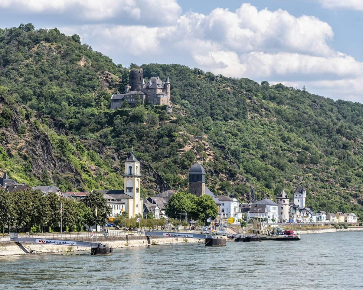 Riverside town below a hilltop castle on the Rhine